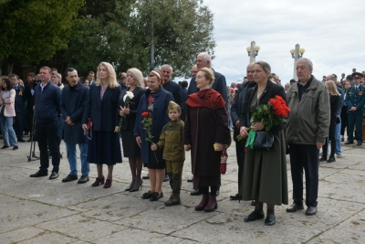 Возложение цветов к памятнику Неизвестному солдату